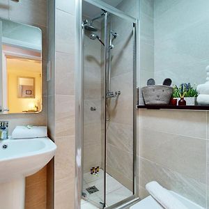 King One-Bedroom Apartment